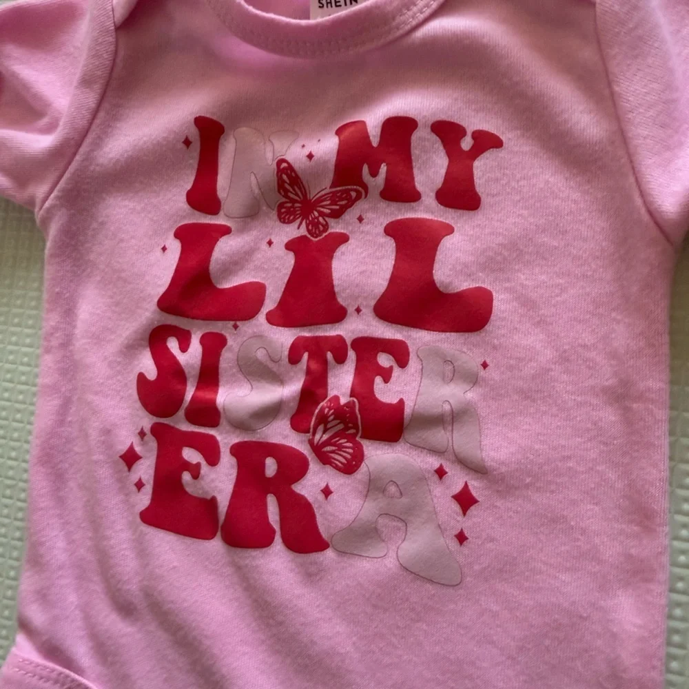 Shein|Baby girl groovy lettering bodysuit in bubblegum pink, super boho!70’s